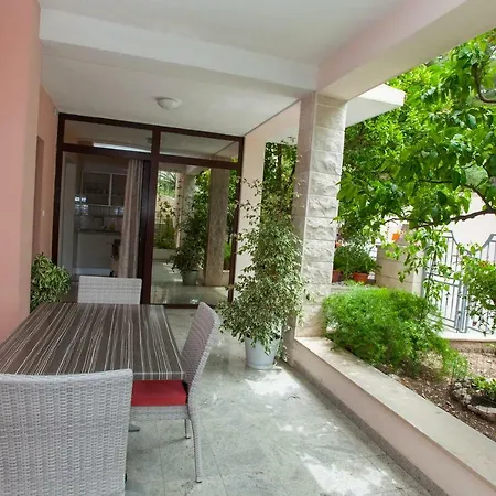 Gostinjska kuća Alesa 3*